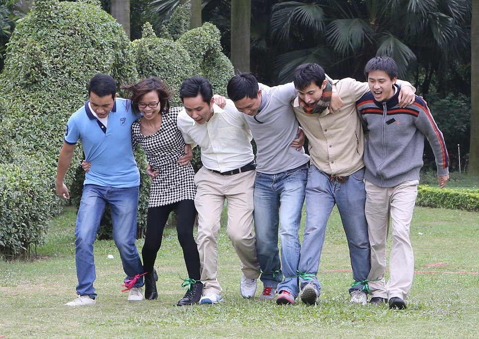 Một hoạt động team building điển hình của TIGO với trò chơi buộc chân để cùng về đích. Nguyên tắc đồng bộ (sync-up) và hiểu biết lẫn nhau là chìa khóa thành công tạo ra những bước đi thần tốc, nhịp nhàng mà không gặp một trở ngại nào.